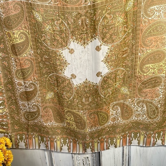 Beautifully Chic Paisley Pattern Scarf Square - Picture 1 of 9